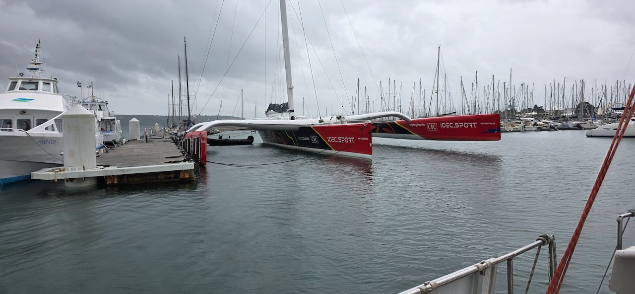 Trimaran bei der Einfahrt in die Moulin Blanc Marina